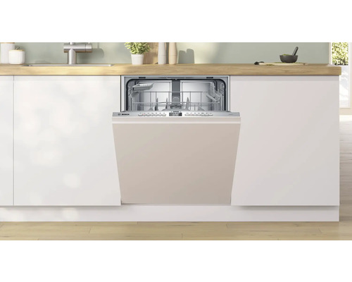 Lave-vaisselle ouvert dans une cuisine moderne