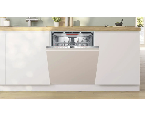 Lave-vaisselle intégré dans une cuisine claire avec un plan de travail en bois et le logo Bosch.