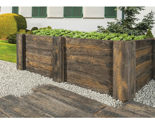 Jardinière surélevée imitation bois avec plantes et dalles de chemin