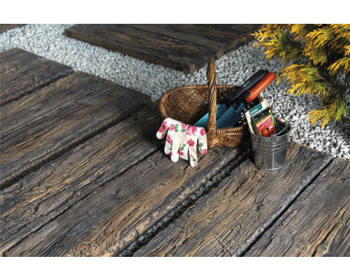 Chemin de jardin imitation bois avec outils de jardin et décoration