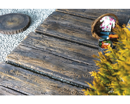 Chemin de jardin avec des plaques de bois, du gravier et de la décoration