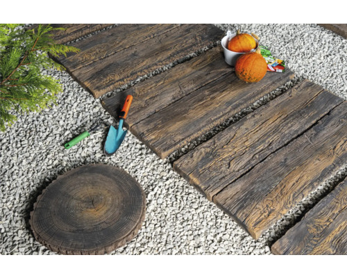 Chemin de jardin avec pas japonais aspect bois, décoration et outils de jardinage