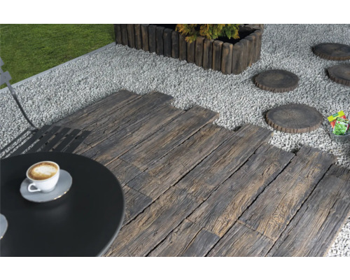 Aménagement de terrasse avec dalles de bois, gravier et bacs à plantes