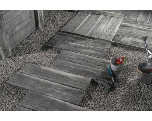 Aménagement de jardin avec des pas japonais aspect bois et gravier