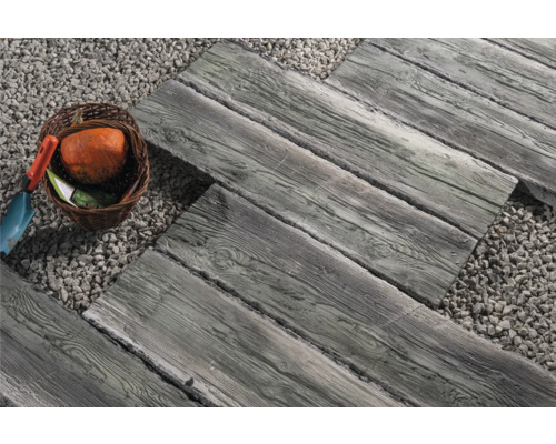 Dalles de chemin d''accès aspect bois avec gravier et décoration