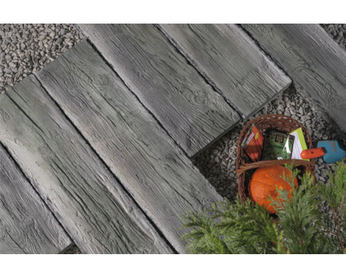 Chemin de jardin en dalles de béton imitation bois avec panier et accessoires de jardinage