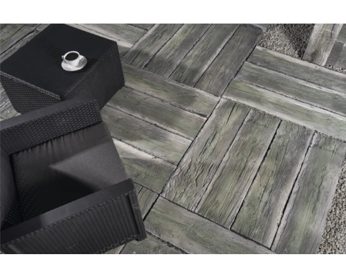 Terrasse avec coin salon et dalles de chemin dalles aspect bois.