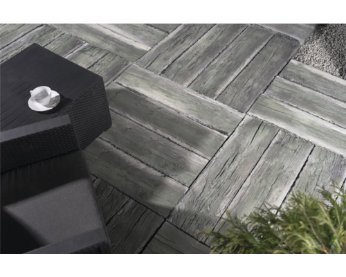 Terrasse avec pavés imitation bois et mobilier de jardin