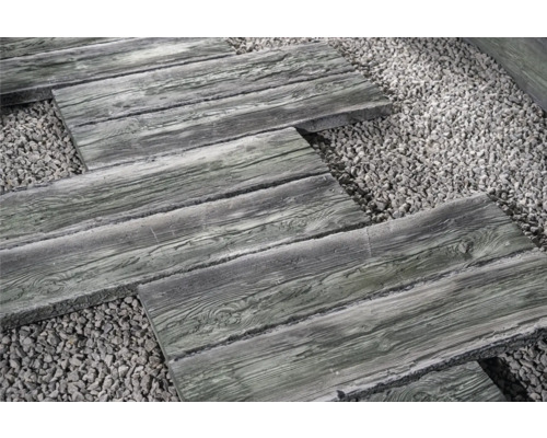 Dalles en béton imitation bois sur lit de gravier