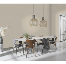 Salle à manger avec table, chaises et deux suspensions