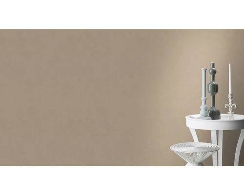 Décoration murale avec objets décoratifs sur tables d''appoint.