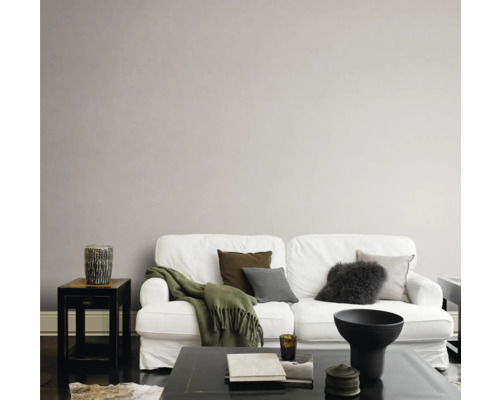 Wohnzimmer mit weissem Sofa, Kissen und Couchtisch