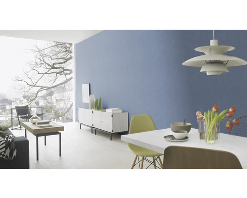 Helles Wohnzimmer mit blauer Wand, Esstisch, Stühlen, Sideboard und grossem Fenster