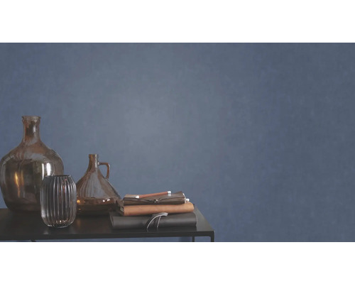 Vases décoratifs en verre et carnets sur une table