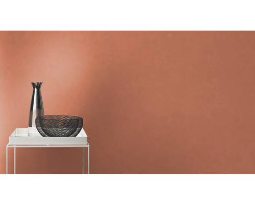 Scène décorative avec un vase et un bol sur une table d''appoint.