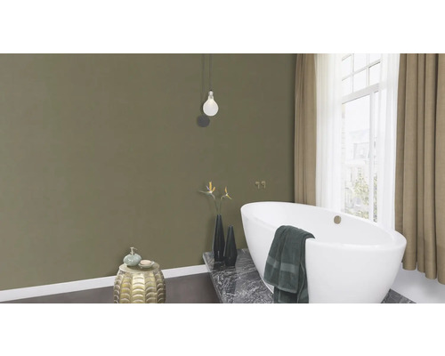 Salle de bain avec baignoire, fenêtre et décoration