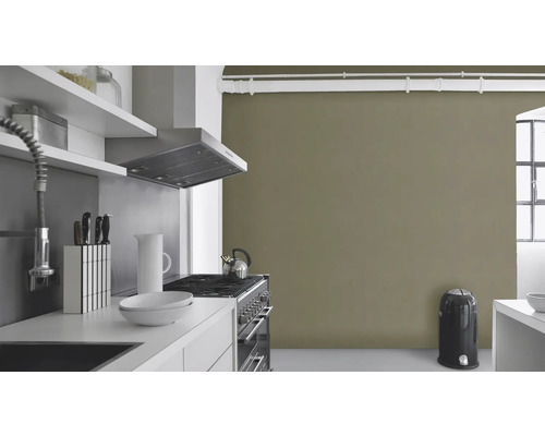 Cuisine moderne avec hotte aspirante, cuisinière, évier et ustensiles de cuisine