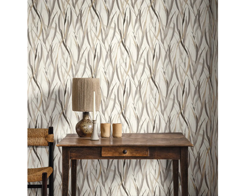 Pièce décorative avec papier peint à motifs, table et chaise.