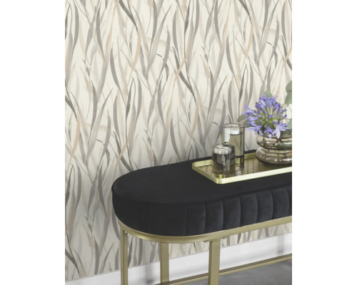 Scène avec un banc devant un mur avec du papier peint à motifs de feuilles.