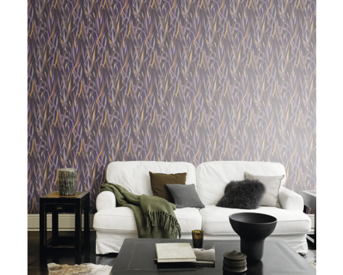 Salon avec papier peint à motifs, canapé et table