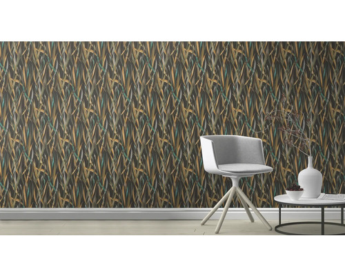 Vue d''une pièce avec du papier peint à motifs et une chaise