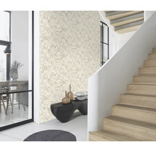 Pièce lumineuse avec papier peint à motifs floraux, escalier et banc