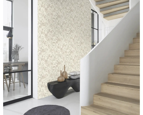 Heller Raum mit floral gemusterter Tapete, Treppe und Sitzbank