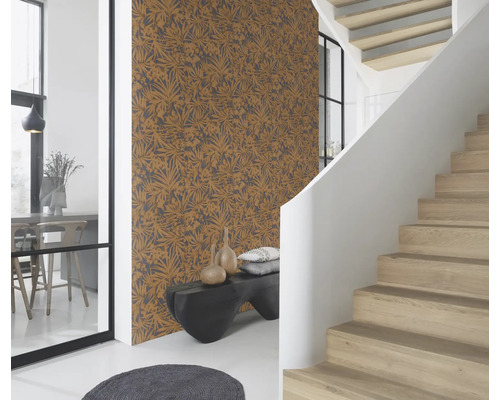 Wohnraum mit gemusterter Tapete, Treppe und Sitzbank