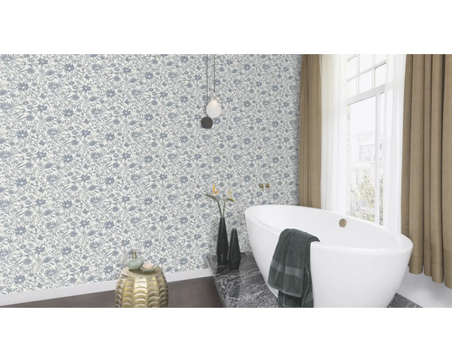 Salle de bain avec papier peint à motifs floraux, baignoire et fenêtre