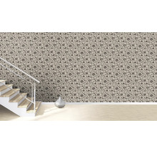 Pièce avec papier peint à motifs floraux, escalier et décoration