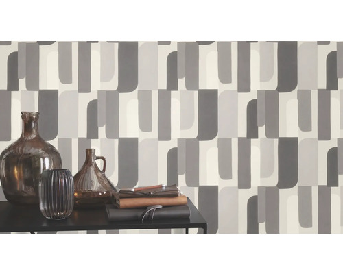 Fototapete mit grafischem Muster in Grautönen und Vasen auf einem Tisch