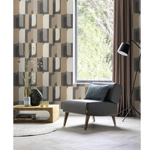 Salon avec fauteuil, lampe, fenêtre et papier peint à motifs