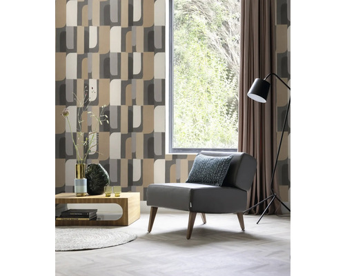 Wohnzimmer mit Sessel, Lampe, Fenster und gemusterter Tapete