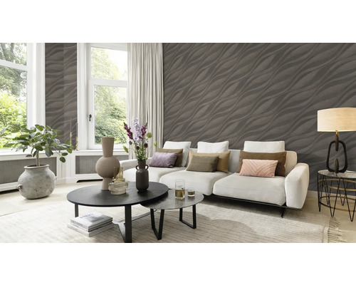 Wohnzimmer mit Sofa, Couchtisch und gemusterter Tapete