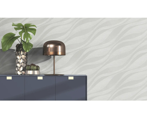 Szene mit Kommode, Lampe, Vase mit Pflanze und Tapete mit Wellenmuster