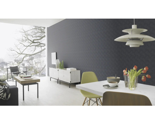 Espace de vie lumineux avec table à manger, buffet et grande fenêtre