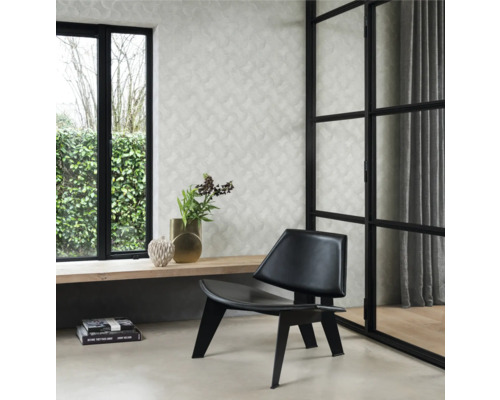 Innenraum mit gemusterter Tapete, schwarzem Stuhl und Fenster