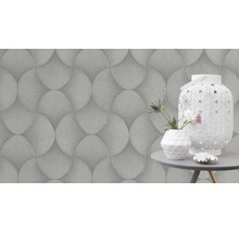 Papier peint à motif d''éventail à côté d''une décoration de table