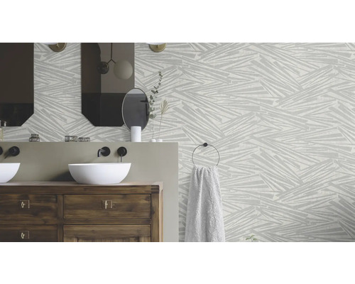 Badezimmer mit Doppelwaschtisch, Spiegeln und gemusterter Tapete