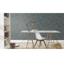Büro mit gemusterter Tapete, Schreibtisch, Stuhl und Bücherregal