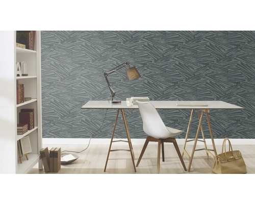 Bureau avec papier peint à motifs, bureau, chaise et bibliothèque