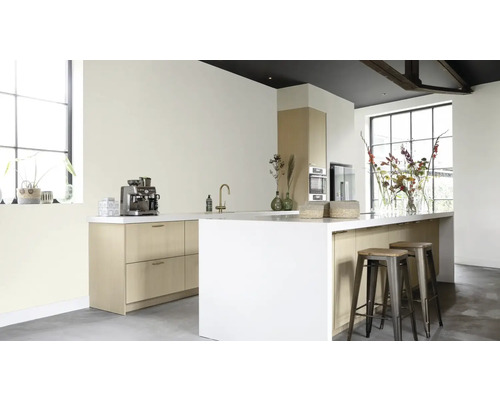 Cuisine lumineuse avec îlot central et tabourets de bar