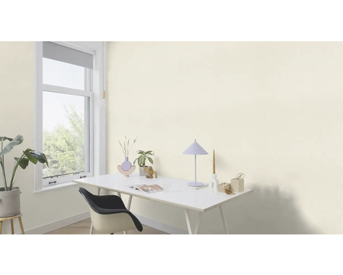 Helles Zimmer mit Schreibtisch, Stuhl, Fenster und Dekorationen.