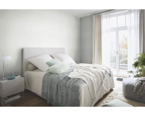 Chambre lumineuse avec lit double, table de chevet et rideaux pour une ambiance moderne