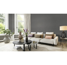 Wohnzimmer mit Sofa, Couchtisch und Dekorationen für ein gemütliches Ambiente.