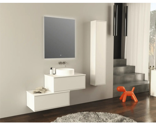 Salle de bains moderne avec lavabo, miroir, meuble sous-vasque et armoire haute.