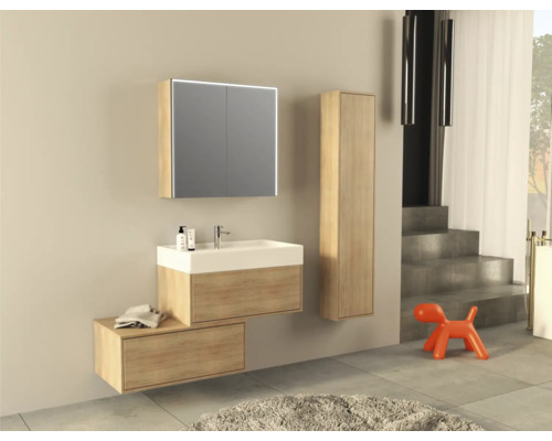 Salle de bain moderne avec lavabo, armoire de toilette et armoire haute aspect bois
