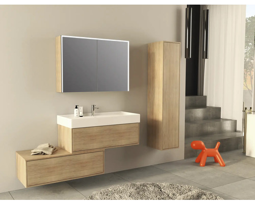 Salle de bains moderne avec lavabo, armoire de toilette avec éclairage et armoire haute