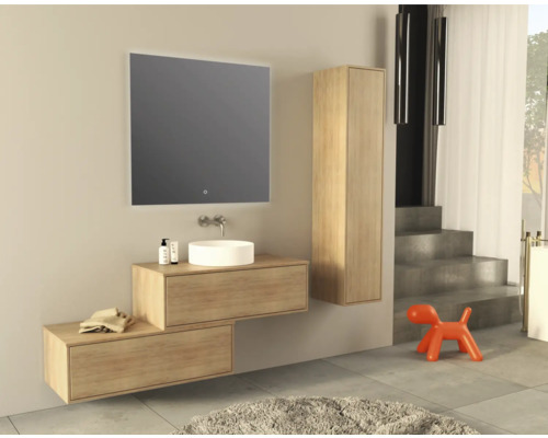 Salle de bain moderne avec meuble-lavabo, miroir, armoire haute et éléments décoratifs.