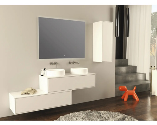 Salle de bain moderne avec double vasque, miroir lumineux et meubles bas blancs